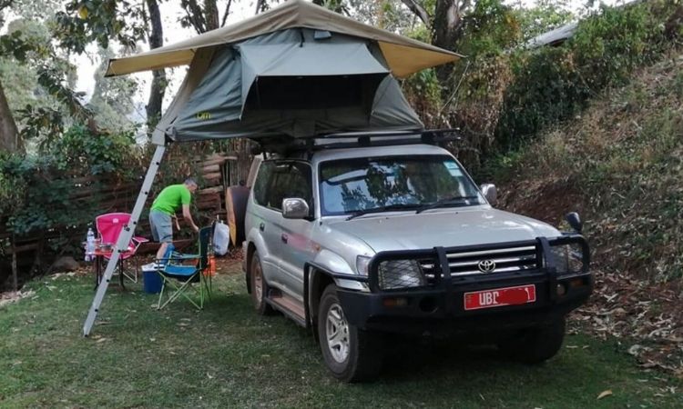 4x4 land Cruiser with Rooftop Tent