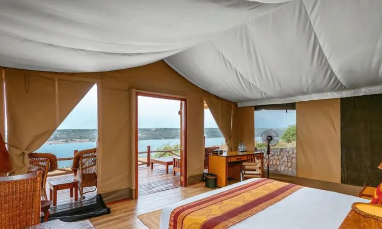 hotels near queen elizabeth national park uganda